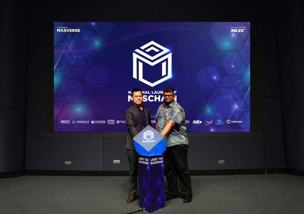 [L-R]    Chew Kian Kok, director ejecutivo de Masverse Sdn.  Bhd.  Sr. Danesh Jothiprahasam, Jefe de Inversión Digital Nacional de la Corporación de Economía Digital de Malasia (MDEC)