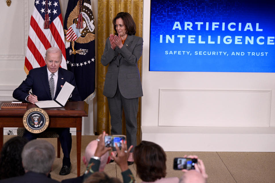 La vicepresidenta de los Estados Unidos, Kamala Harris, aplaude mientras el presidente de los Estados Unidos, Joe Biden, firma una orden ejecutiva después de pronunciar comentarios sobre el avance del desarrollo y uso seguro y confiable de la inteligencia artificial, en el Salón Este de la Casa Blanca en Washington, DC, el 30 de octubre. , 2023. Biden emitió una orden ejecutiva el 30 de octubre de 2023 sobre la regulación de la inteligencia artificial, con el objetivo de que Estados Unidos 