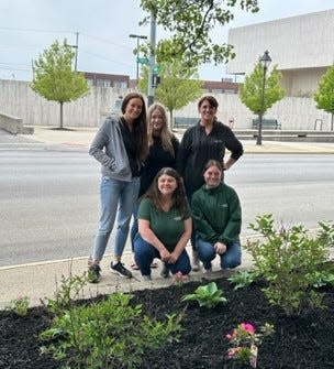 Los empleados de Cummins son la columna vertebral de la empresa.  También retribuyen, incluido el cuidado de un macizo de flores en el centro de Marion.