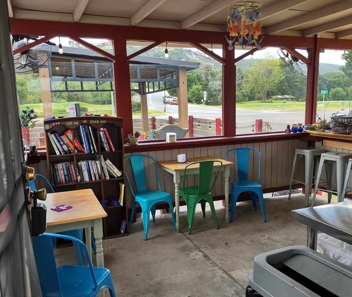 Los clientes de Hummingbird Coffee Hut pueden jugar y leer libros que están disponibles en el patio de la tienda.