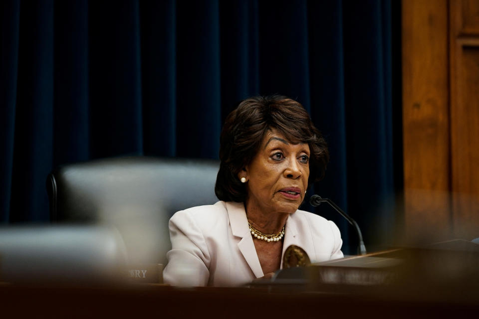 FOTO DE ARCHIVO: La presidenta, la representante de los Estados Unidos, Maxine Waters, interroga a un testigo durante una audiencia del Comité de Servicios Financieros de la Cámara de Representantes de los Estados Unidos titulada “Hacer responsables a los megabancos: supervisión de los bancos más grandes de Estados Unidos orientados al consumidor” en el Capitolio en Washington, Estados Unidos, el 21 de septiembre de 2022. REUTERS/Elizabeth Frantz /Foto de archivo