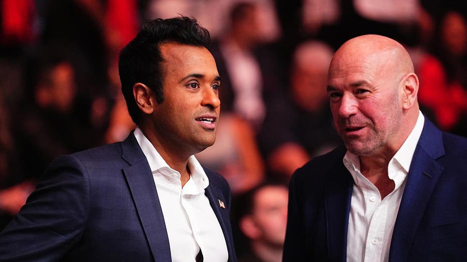 Vivek Ramaswamy habla con Dana White