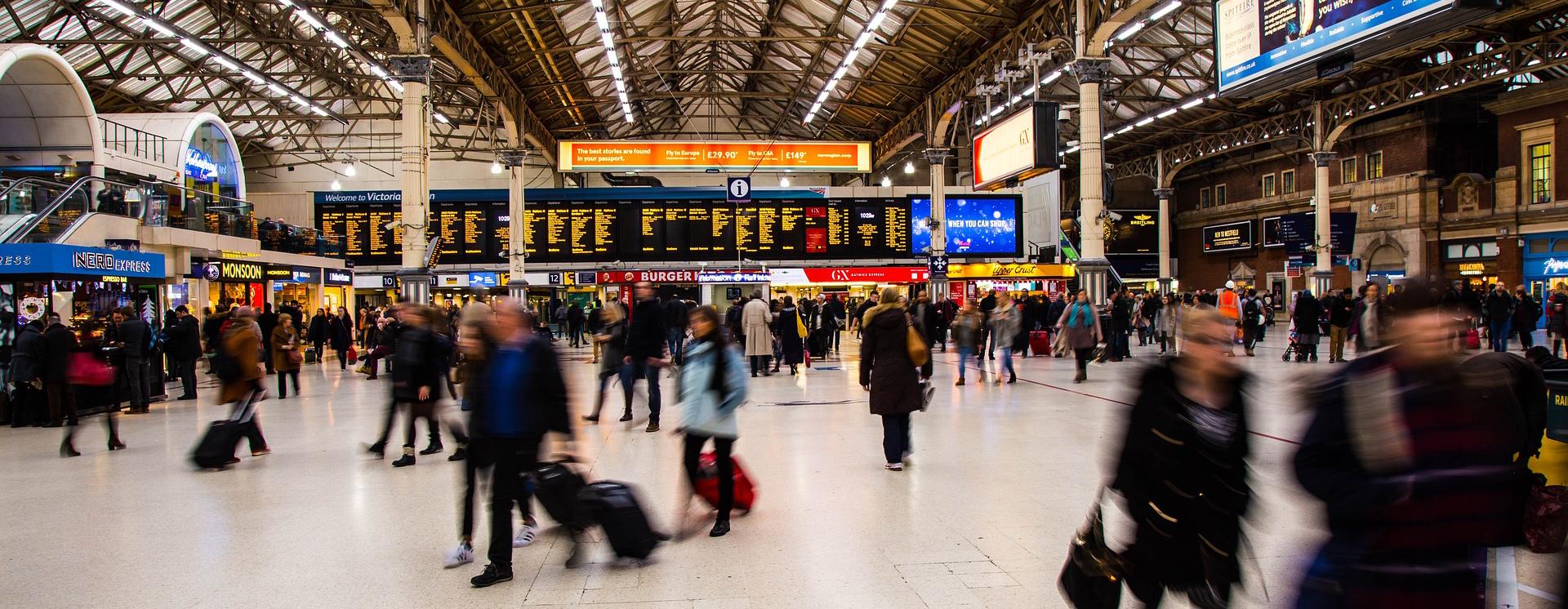 Una concurrida explanada de la estación de tren