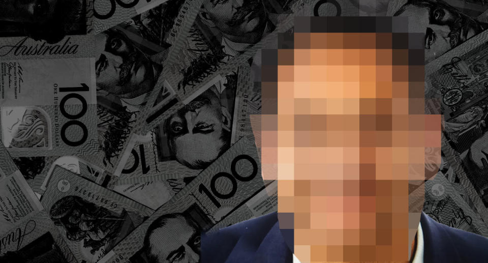 Imagen muy pixelada de un hombre sobre un fondo oscuro de billetes de 100 dólares australianos.