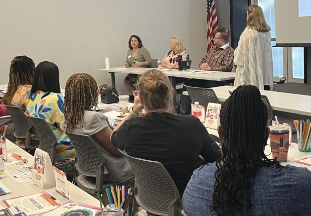 Las participantes en el Campamento de Entrenamiento para Mujeres Empresarias realizado recientemente en el Velocity Center en Sterling Heights escuchan a un orador. FOTO DE NADIA LAPANSEE