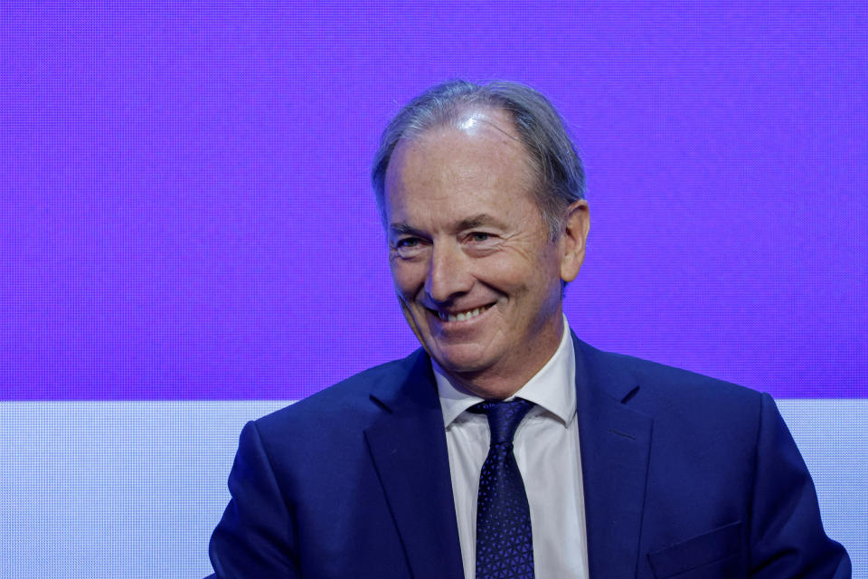 FOTO DE ARCHIVO: James Gorman, presidente de Morgan Stanley, observa durante la Cumbre Mundial de Inversiones de Líderes Financieros, en Hong Kong, China, el 7 de noviembre de 2023. REUTERS/Tyrone Siu/Foto de archivo/Foto de archivo