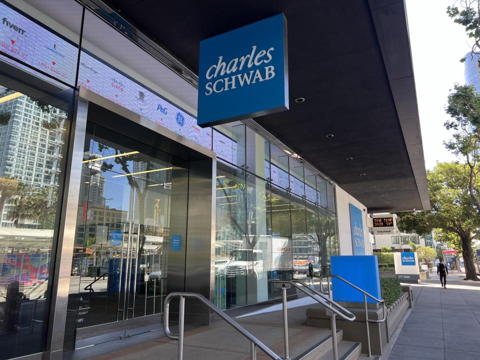 Fachada de la oficina de Charles Schwab con el logotipo visible en un día soleado, Main Street, South of Market, San Francisco, California, 7 de junio de 2024. (Foto de Smith Collection/Gado/Getty Images)