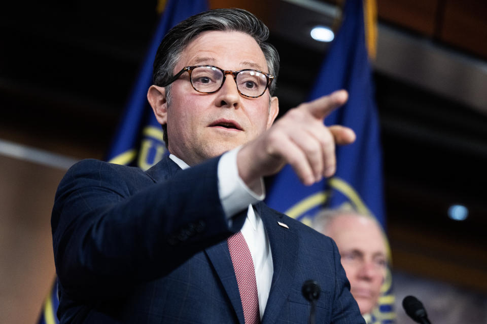 ESTADOS UNIDOS - 12 DE JUNIO: El presidente de la Cámara de Representantes, Mike Johnson, republicano por La., dirige una conferencia de prensa en el Centro de Visitantes del Capitolio después de una reunión de la Conferencia Republicana de la Cámara de Representantes el miércoles 12 de junio de 2024. (Tom Williams/CQ-Roll Call, Inc a través de Getty Images)