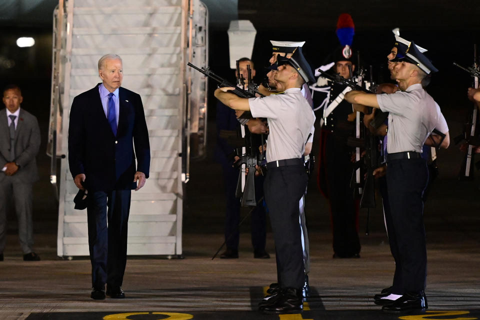 TOPSHOT - El presidente de Estados Unidos, Joe Biden, se baja del Air Force One al llegar al aeropuerto de Brindisi, Italia, el 12 de junio de 2024. Biden está en Italia para asistir a la Cumbre del G7.  (Foto de Piero CRUCIATTI/AFP) (Foto de PIERO CRUCIATTI/AFP vía Getty Images)