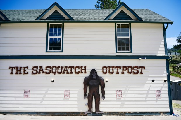 Un gran recorte de Bigfoot se encuentra junto a The Sasquatch Outpost en Bailey, Colorado, el miércoles 26 de junio de 2024. (Foto de Hyoung Chang/The Denver Post)