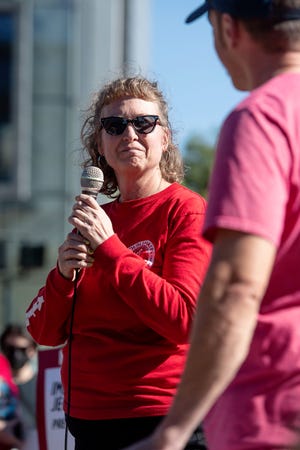 Jen Hampton, de Asheville Food and Beverage Workers United, durante una manifestación del Primero de Mayo en Pack Square, el 1 de mayo de 2024.