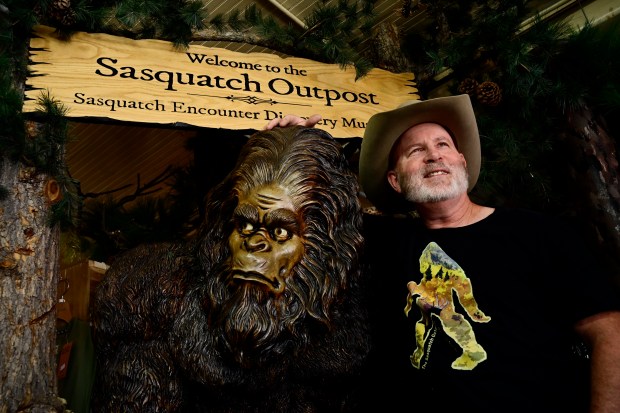 Jim Meyer, propietario de Sasquatch Outpost, posa para un retrato en el puesto de avanzada de Bailey, Colorado, el miércoles 26 de junio de 2024. (Foto de Hyoung Chang/The Denver Post)