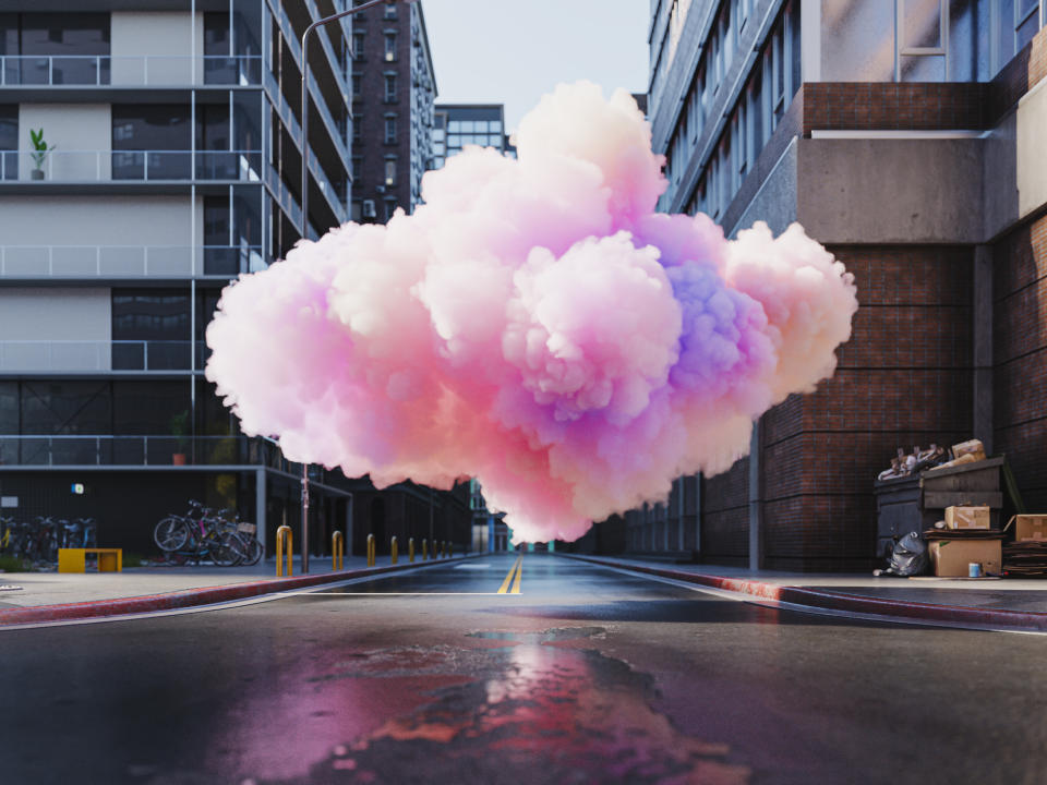 Una suave nube rosa en medio de la calle de la ciudad.