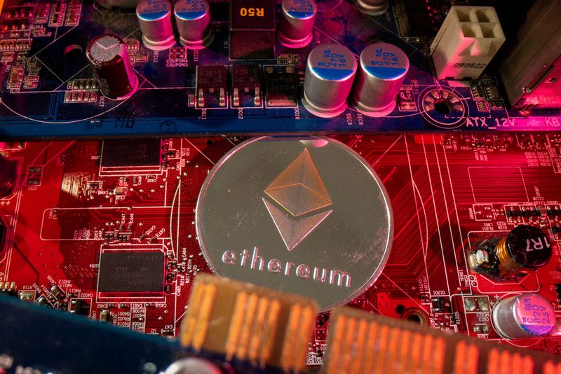 © Reuters.  FOTO DE ARCHIVO: Una representación de la criptomoneda Ethereum colocada en la placa base de una PC en esta ilustración tomada el 16 de junio de 2023. REUTERS/Dado Ruvic/Ilustración//Foto de archivo/Foto de archivo