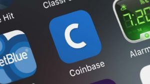 La aplicación de Coinbase (COIN) mostrada en la pantalla de un iPhone.