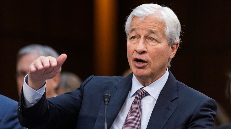 Jamie Dimon hablando ante el comité del Senado