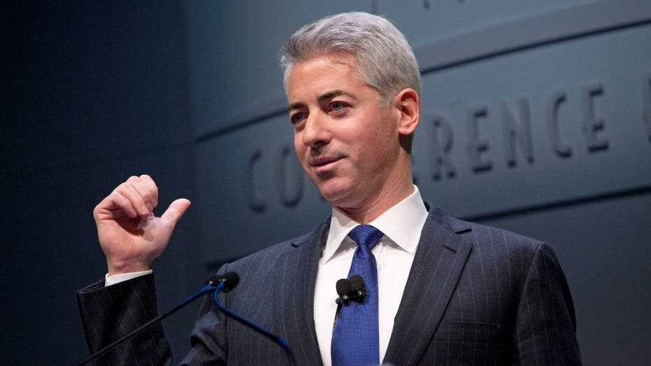 Bill Ackman hace gestos durante su discurso