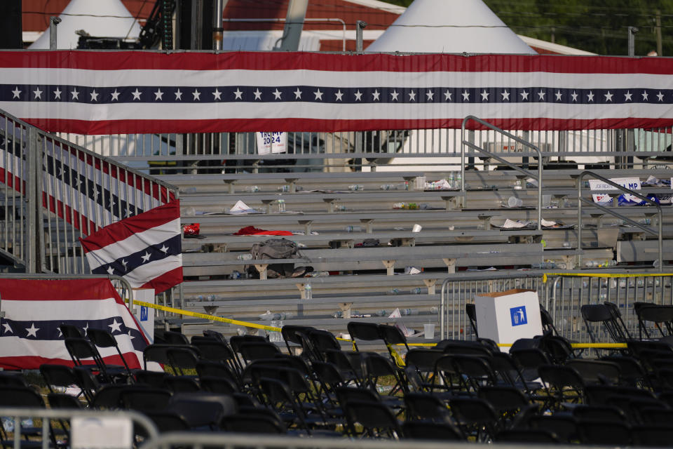 Un lugar de campaña del candidato presidencial republicano Donald Trump está vacío y lleno de escombros el sábado 13 de julio de 2024 en Butler, Pensilvania. (Foto AP/Evan Vucci)