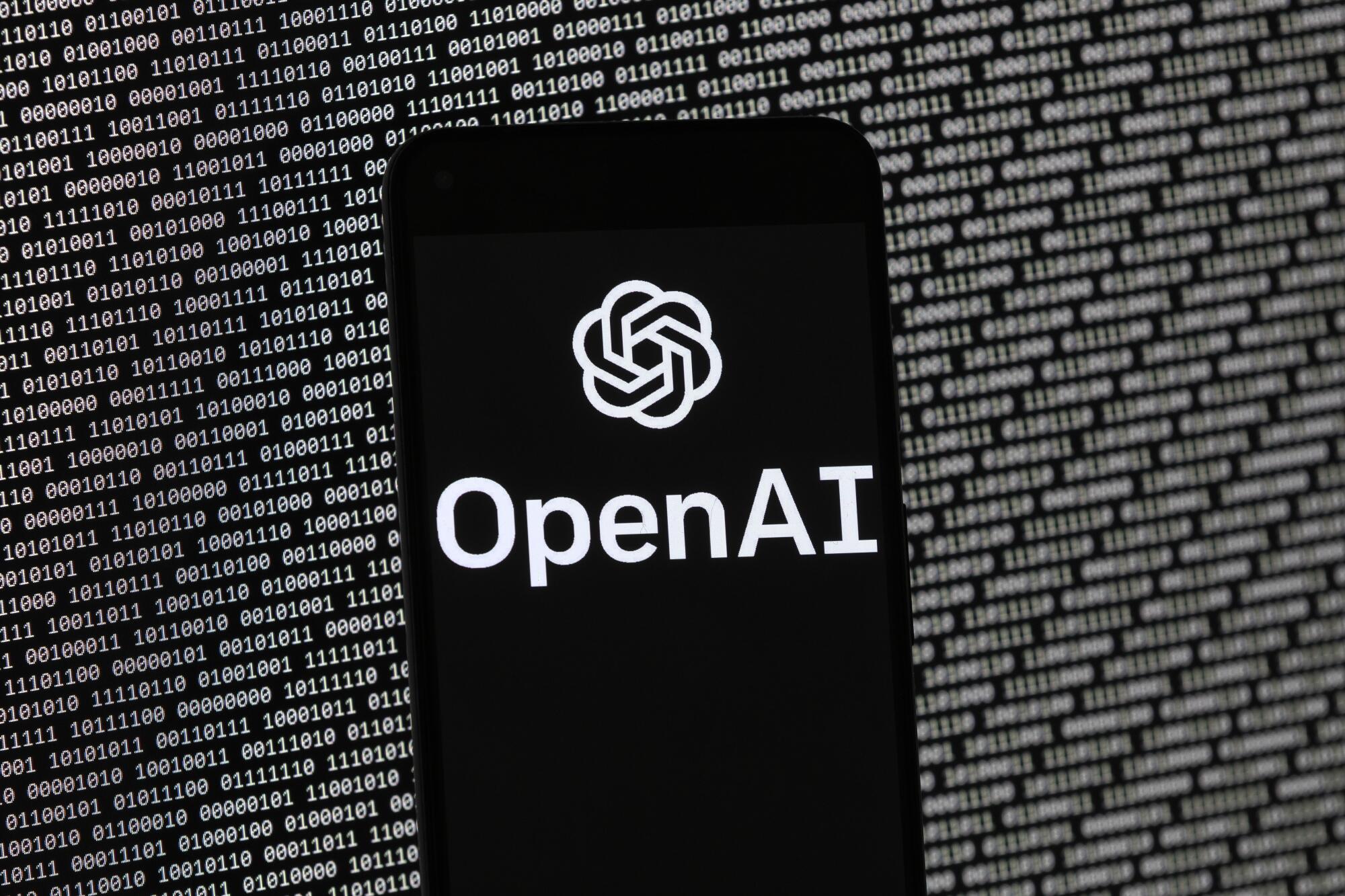 El logotipo de OpenAI aparece en un teléfono móvil.