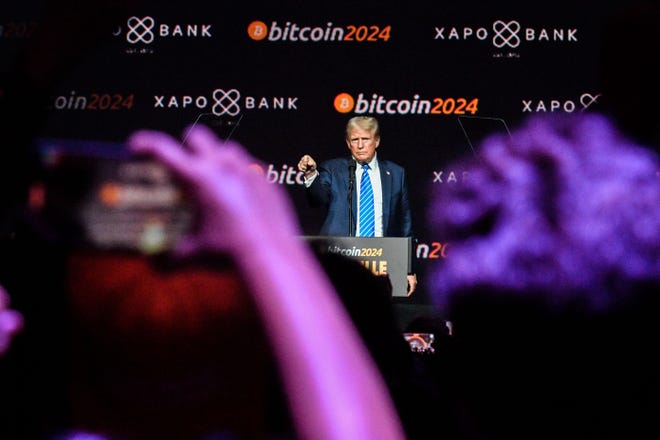 El expresidente Donald Trump se dirige a la conferencia Bitcoin 2024 en el Music City Center en Nashville, Tennessee, el sábado 27 de julio de 2024.