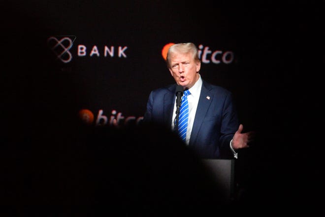 El expresidente Donald Trump se dirige a la conferencia Bitcoin 2024 en el Music City Center en Nashville, Tennessee, el sábado 27 de julio de 2024.