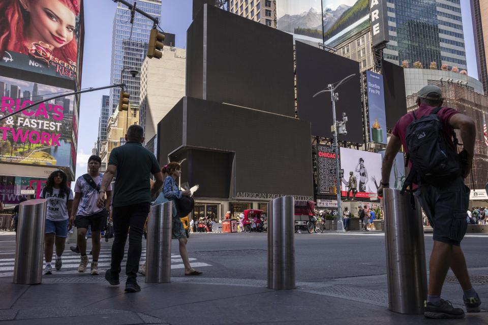 Los peatones pasan frente a pantallas apagadas debido a un corte tecnológico global en Times Square, el viernes 19 de julio de 2024, en Nueva York. (Foto AP/Yuki Iwamura)