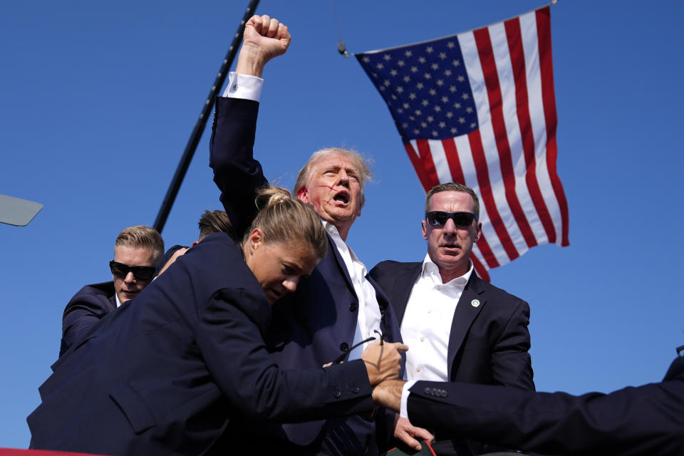 El candidato presidencial republicano y expresidente Donald Trump es rodeado por agentes del Servicio Secreto de Estados Unidos en un mitin de campaña, el sábado 13 de julio de 2024, en Butler, Pensilvania. (Foto AP/Evan Vucci)