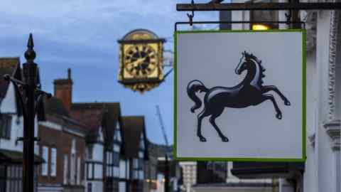 Señalización en el exterior de una sucursal de Lloyds Banking Group en Woking