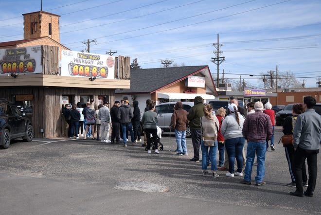 La gente hace fila para comer en Tom & Bingo's antes de que cierre, el jueves 18 de enero de 2024.