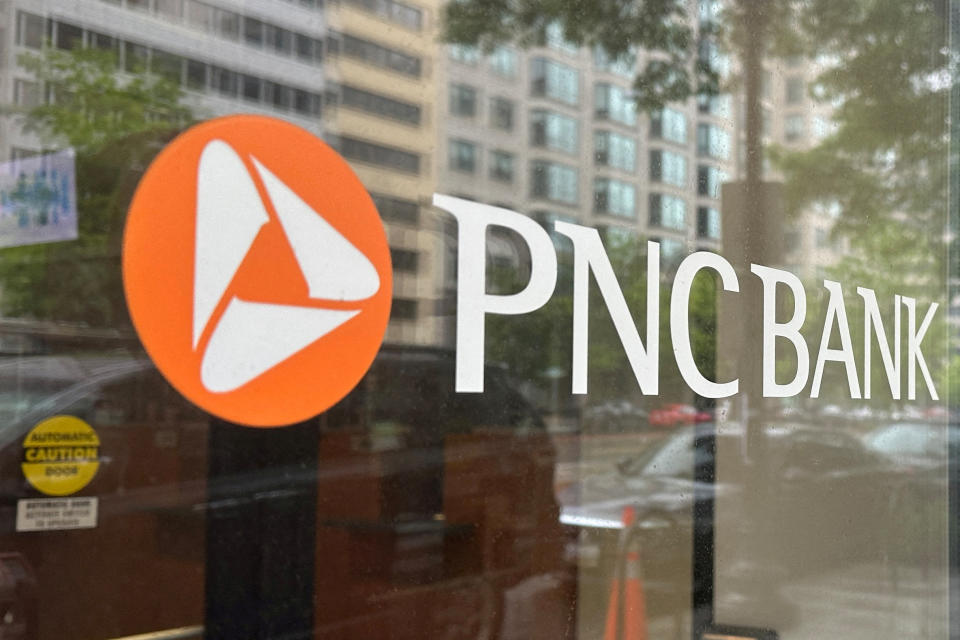 FOTO DE ARCHIVO: El logotipo de PNC Bank, una subsidiaria de PNC Financial Services Group, se ve en la ventana de una sucursal en Washington, EE. UU., el 30 de abril de 2023. REUTERS/Ashraf Fahim/Foto de archivo