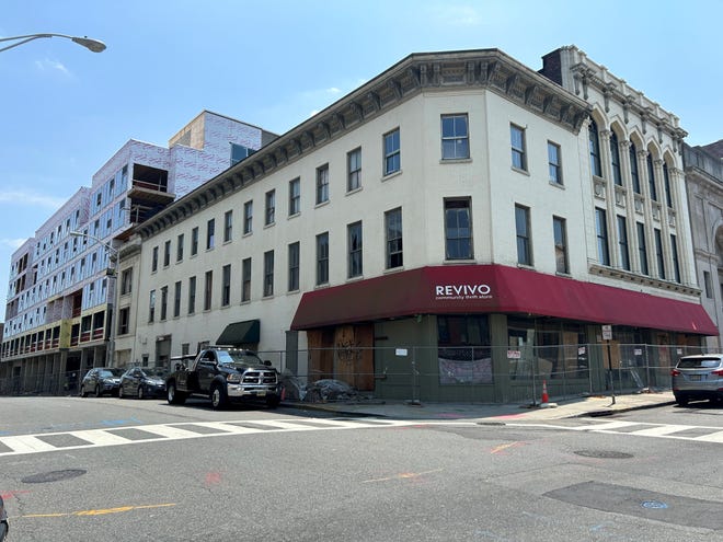 Charles Florio está renovando el antiguo edificio de Greenbaum Interiors para transformarlo en un edificio residencial en Paterson.