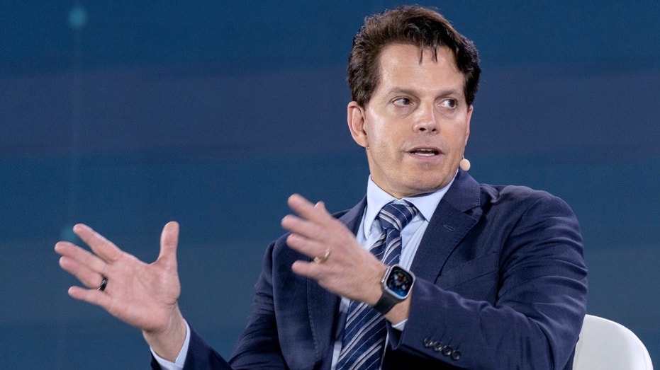 Anthony Scaramucci habla en el evento 2022