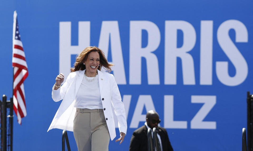 TOPSHOT - La vicepresidenta de Estados Unidos y candidata presidencial demócrata para 2024, Kamala Harris, llega para hablar durante un mitin de campaña en Eau Claire, Wisconsin, el 7 de agosto de 2024. (Foto de KAMIL KRZACZYNSKI / AFP) (Foto de KAMIL KRZACZYNSKI/AFP vía Getty Images)