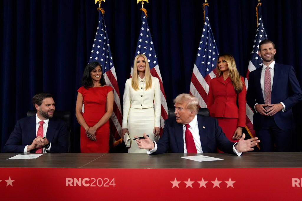 Usha Chilukuri Vance, Ivanka Trump, la ex primera dama Melania Trump y Eric Trump observan al candidato presidencial republicano, el ex presidente Donald Trump, y al candidato republicano a la vicepresidencia, el senador JD Vance, republicano por Ohio, firmar la documentación para aceptar oficialmente las nominaciones durante el último día de la Convención Nacional Republicana en el Foro Fiserv, el jueves 18 de julio de 2024, en Milwaukee.