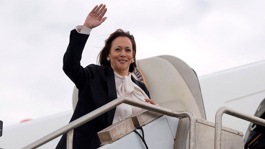 Kamala Harris saluda en las escaleras del Air Force Two