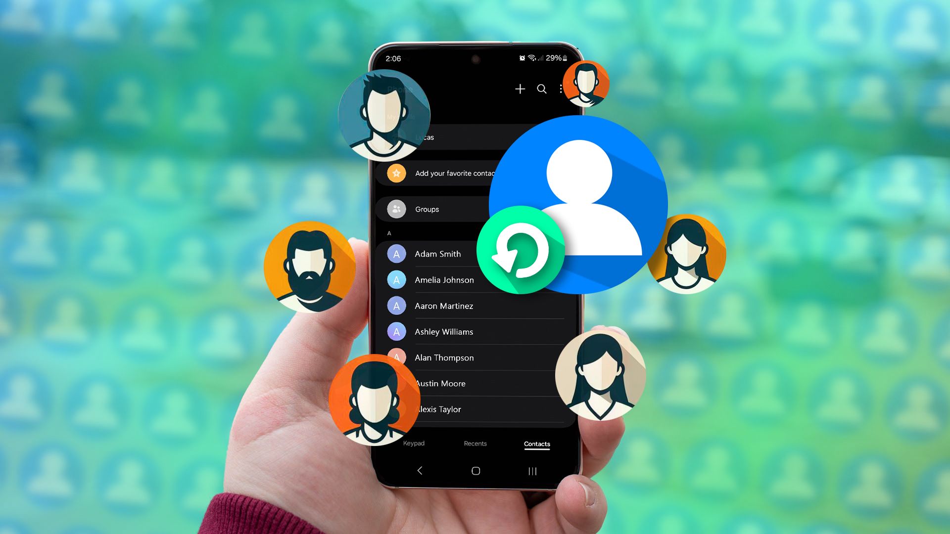 Una mano sosteniendo un teléfono en la pantalla de contactos y un ícono de recuperación de contactos con algunos íconos de perfil a su alrededor.