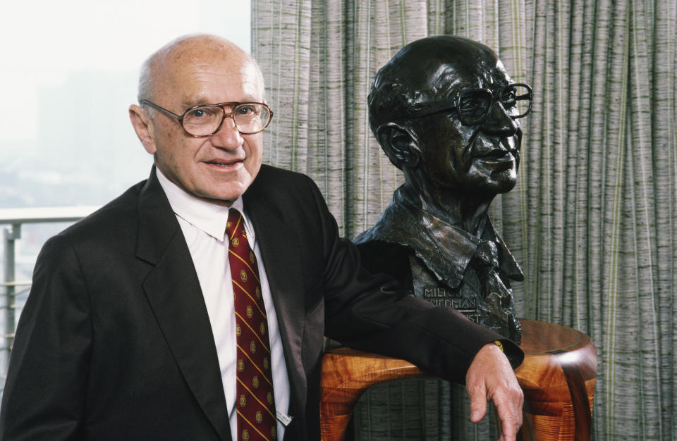 SAN FRANCISCO, CA - 1986: El economista ganador del premio Nobel Milton Friedman posa con una escultura de sí mismo durante una sesión de fotos en San Francisco, California, en 1986. Durante gran parte de la década de 1980, las políticas económicas de Friedman ayudaron a dar forma a los Estados Unidos y al mundo. (Foto de George Rose/Getty Images)