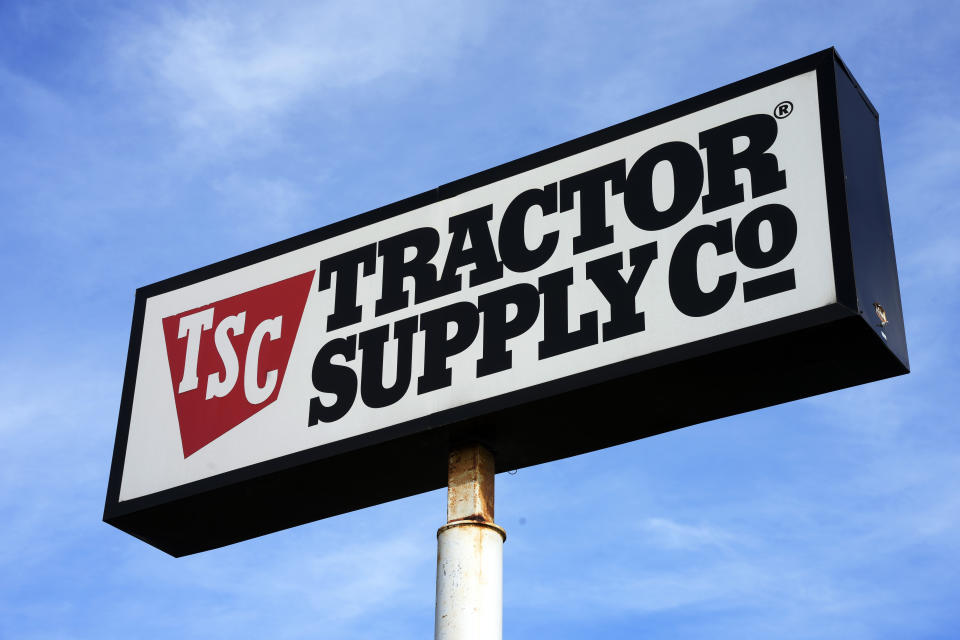 ARCHIVO - El letrero de una tienda de Tractor Supply Company, el 2 de febrero de 2023, en Pittsburgh. La Asociación Nacional de Agricultores Negros está pidiendo la renuncia del presidente y director ejecutivo de Tractor Supply, días después de que la cadena rural anunció que desmantelaría una serie de iniciativas de defensa del clima y la diversidad corporativa. (Foto AP/Gene J. Puskar, archivo)