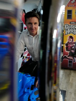 El director sénior de marketing de H. Betti Industries, James Liess, se sienta en una motocicleta Super Bikes 3 mientras posa para una fotografía, el lunes 19 de agosto de 2024, en Carlstadt.