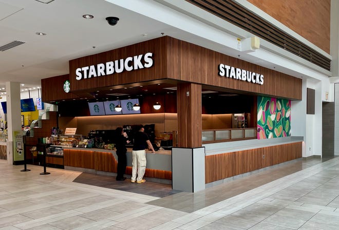 Starbucks en el centro comercial Willowbrook en Wayne