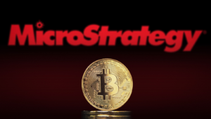 Un gráfico del logotipo de MicroStrategy (MSTR) con un Bitcoin