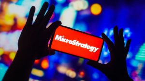 En esta ilustración fotográfica, el logotipo de MicroStrategy (MSTR) Incorporated se muestra en la pantalla de un teléfono inteligente.