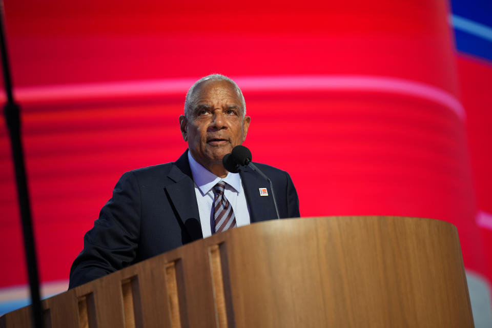 CHICAGO, ILLINOIS - 20 DE AGOSTO: El ejecutivo estadounidense Kenneth Chenault habla en el escenario durante el segundo día de la Convención Nacional Demócrata en el United Center el 20 de agosto de 2024 en Chicago, Illinois. Delegados, políticos y simpatizantes del Partido Demócrata se reúnen en Chicago, mientras la actual vicepresidenta Kamala Harris es nombrada candidata presidencial de su partido. La Convención Nacional Demócrata se lleva a cabo del 19 al 22 de agosto. (Foto de Andrew Harnik/Getty Images)