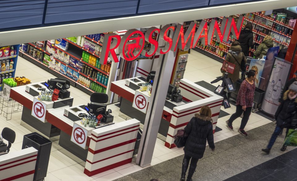 Personas entrando y saliendo de una tienda Rossmann