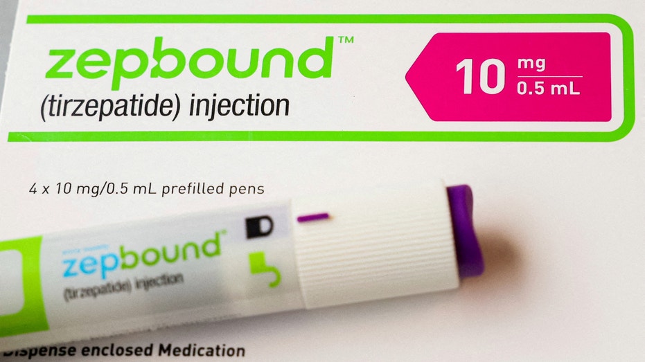 Una pluma inyectora de Zepbound, el fármaco para bajar de peso de Eli Lilly, se exhibe en la ciudad de Nueva York, el 11 de diciembre de 2023.