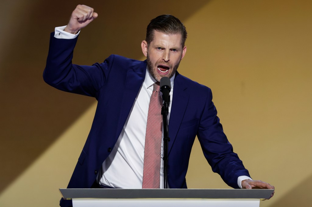 Eric Trump, hijo del expresidente estadounidense Donald Trump, habla en el escenario el cuarto día de la Convención Nacional Republicana en el Foro Fiserv el 18 de julio de 2024 en Milwaukee, Wisconsin.