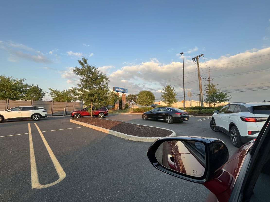 Una fila de vehículos eléctricos esperan para cargarse en los cargadores de Electrify America en East Brunswick, Nueva Jersey, el 6 de julio.