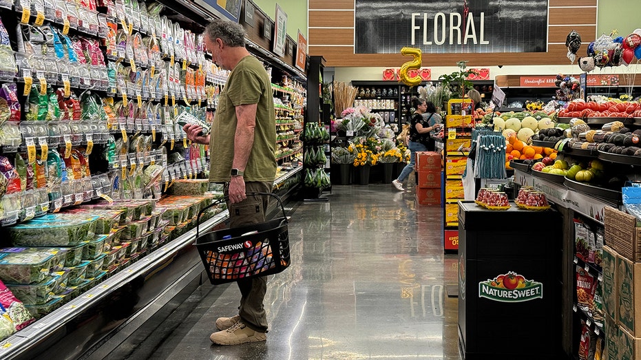 Un cliente en una tienda de comestibles de California.