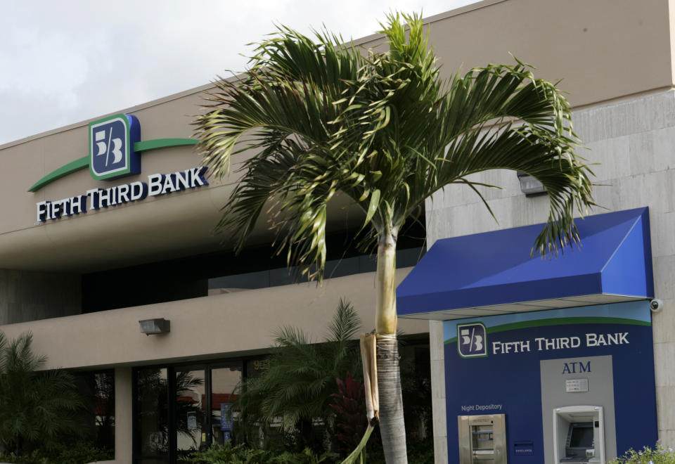 Se muestra una sucursal de Fifth Third Bank en Boca Raton, Florida, el 21 de enero de 2010. Fifth Third Bancorp informó el jueves una pérdida mucho menor en el cuarto trimestre, después de registrar menos amortizaciones de hipotecas y otros préstamos. REUTERS/Joe Skipper (ESTADOS UNIDOS - Tags: NEGOCIOS)