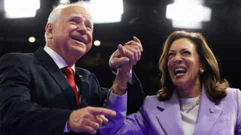 La candidata presidencial demócrata y vicepresidenta de Estados Unidos, Kamala Harris, y su compañero de fórmula para vicepresidente, el gobernador de Minnesota, Tim Walz